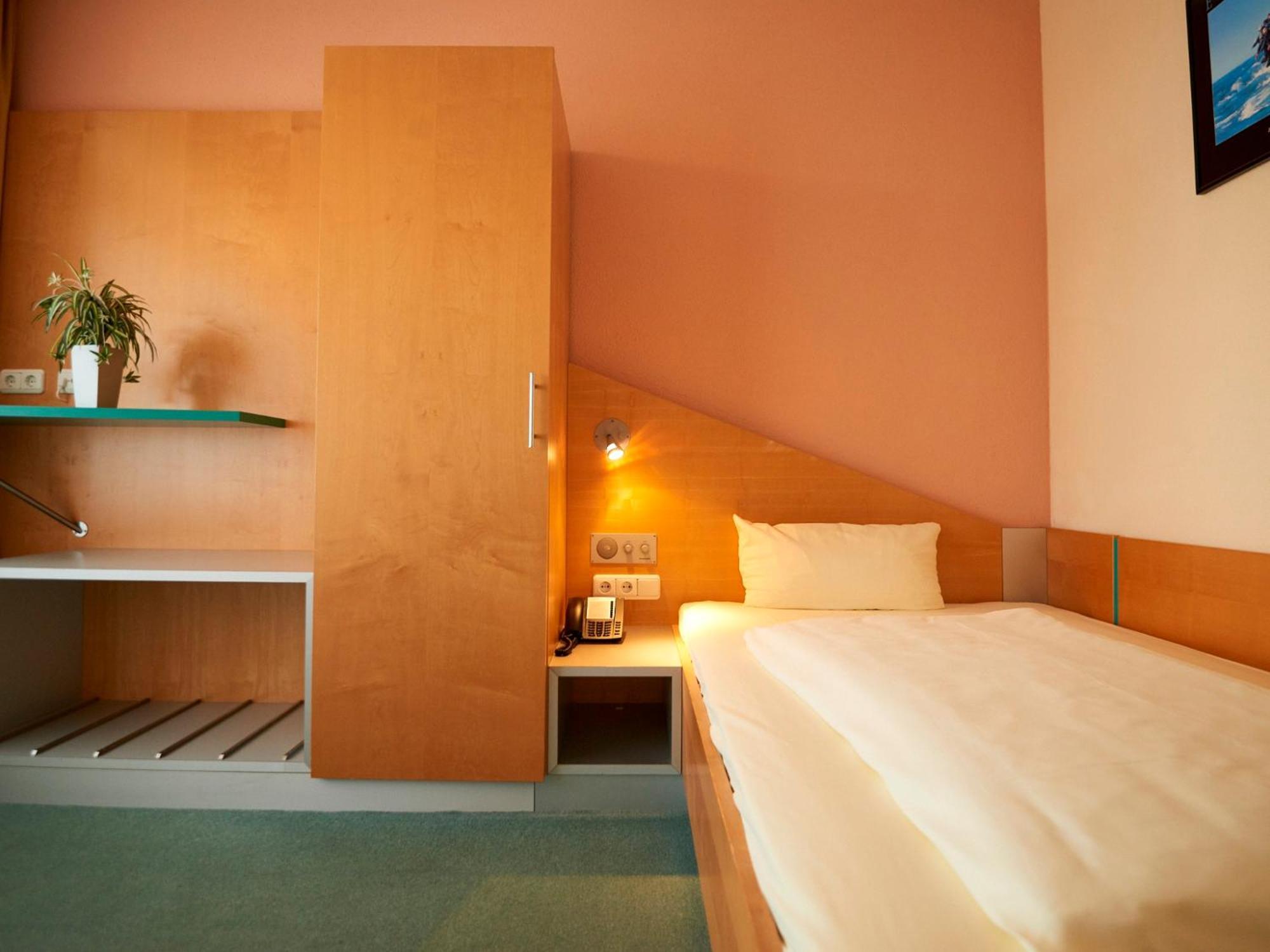 Sportschule Oberhaching Hotel Bagian luar foto
