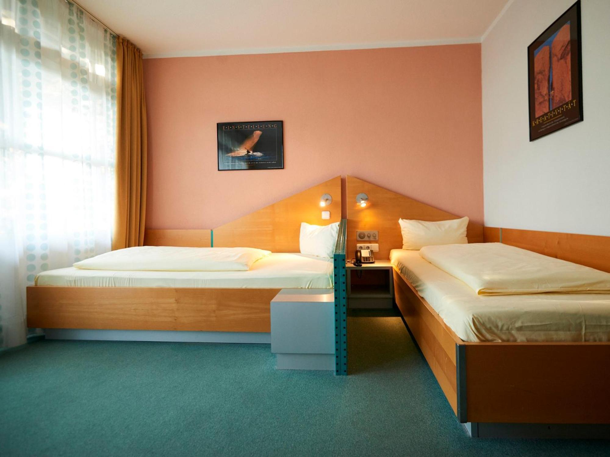 Sportschule Oberhaching Hotel Bagian luar foto