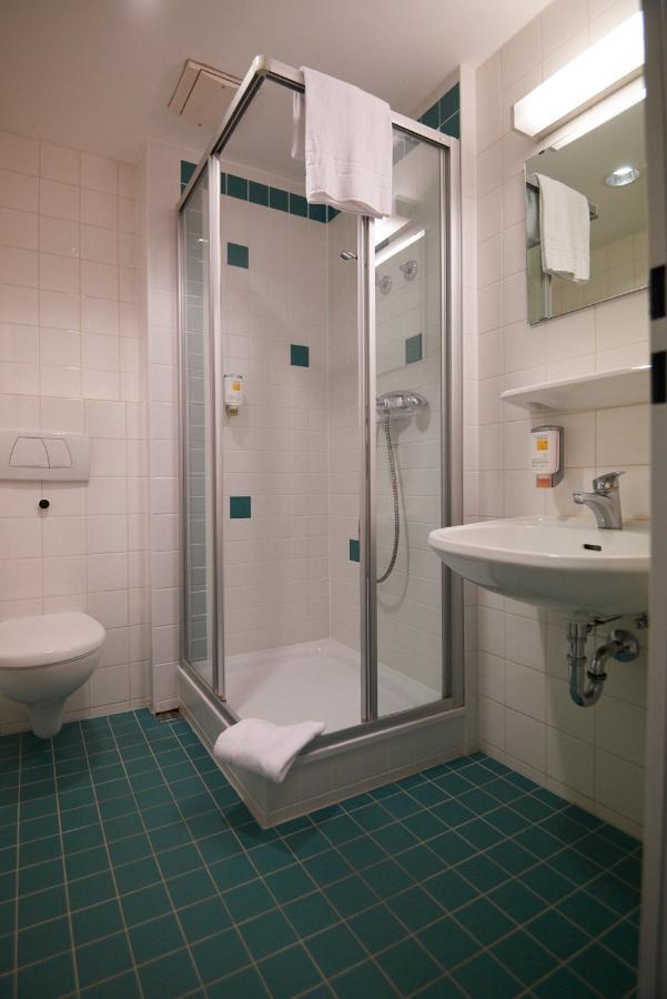 Sportschule Oberhaching Hotel Bagian luar foto