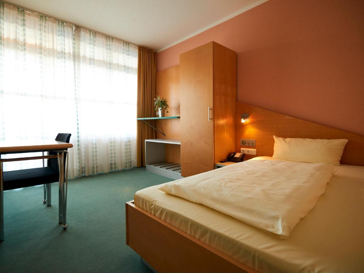 Sportschule Oberhaching Hotel Bagian luar foto